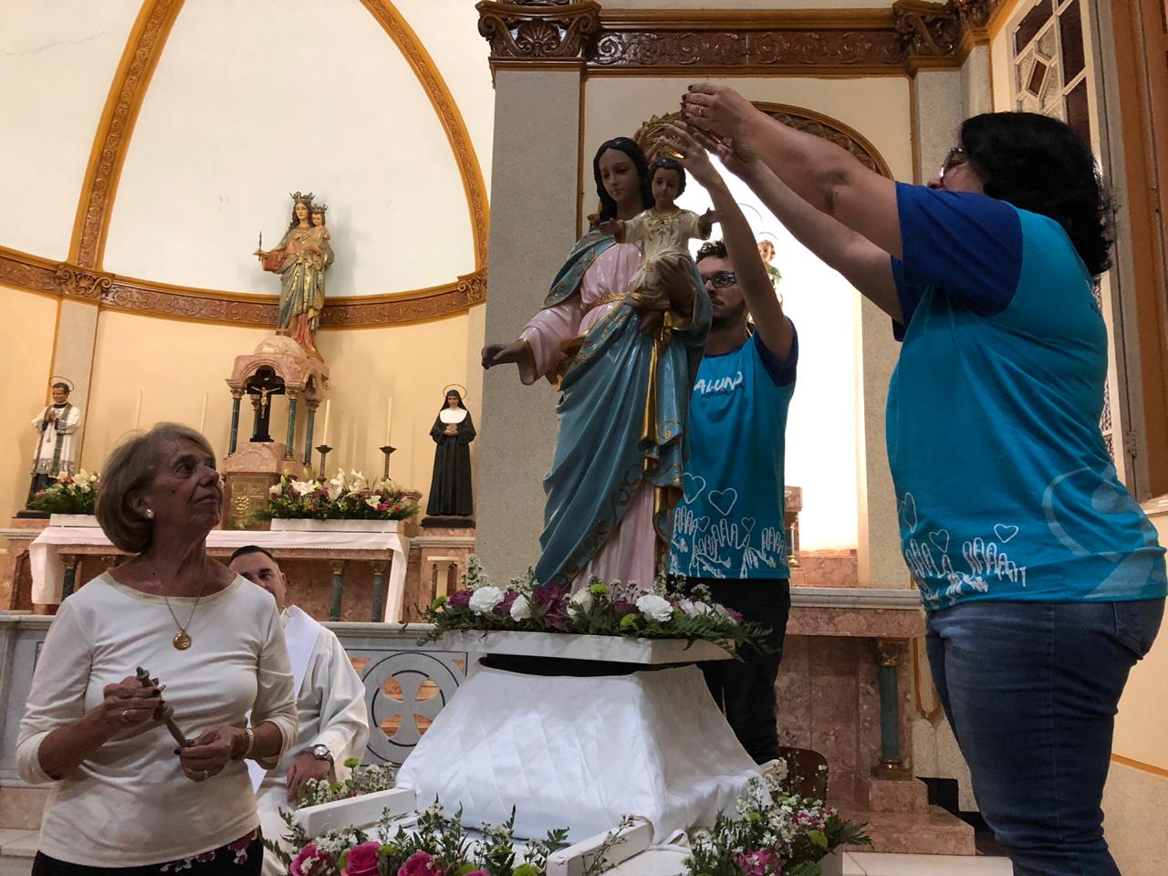Ex-alunos coroam Nossa Senhora Auxiliadora