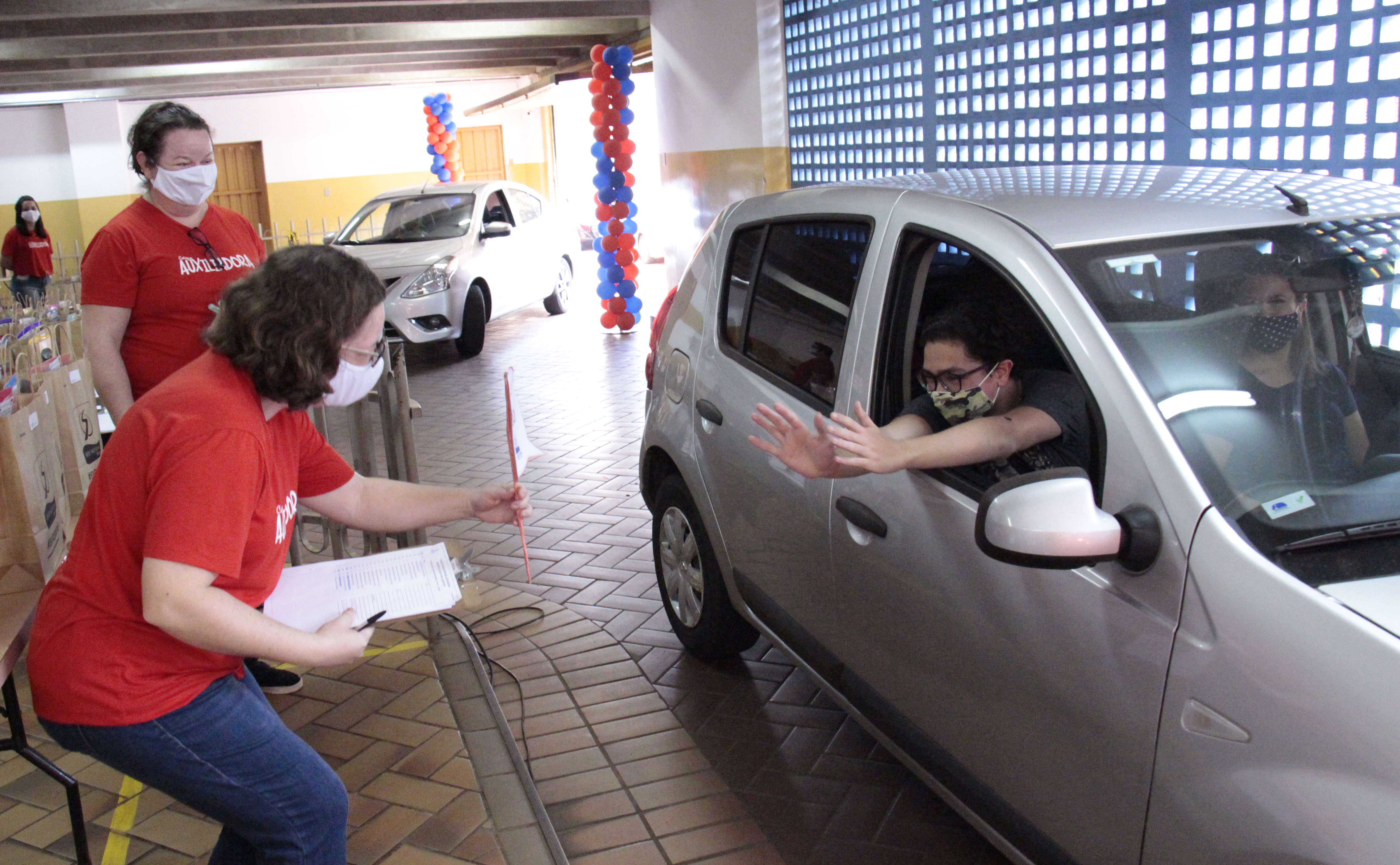 Drive Thru promove reencontro entre alunos e professores