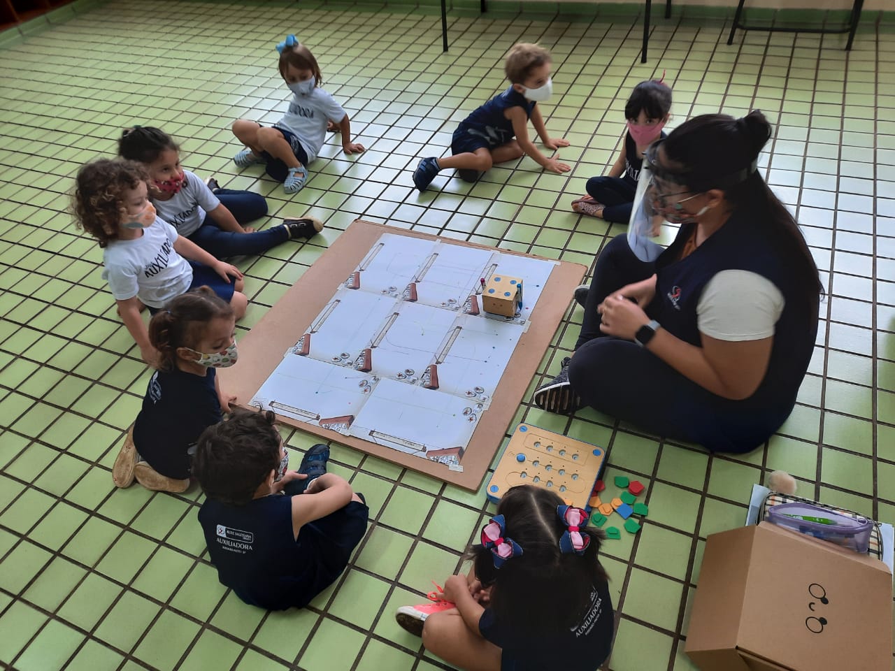 Projeto Cubetto, da Coleção Girolhar, agita aula do Infantil 1