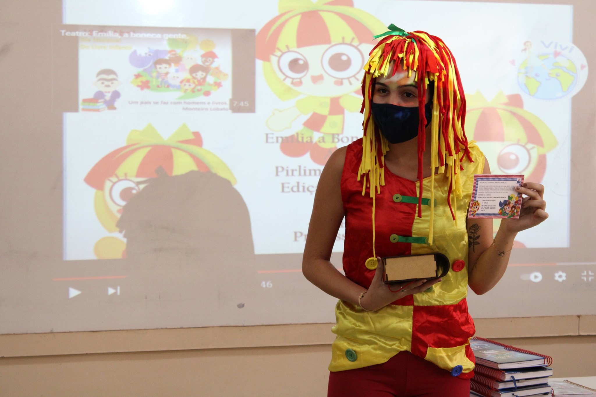 Boneca Emília visita salas do Infantil e Fundamental I