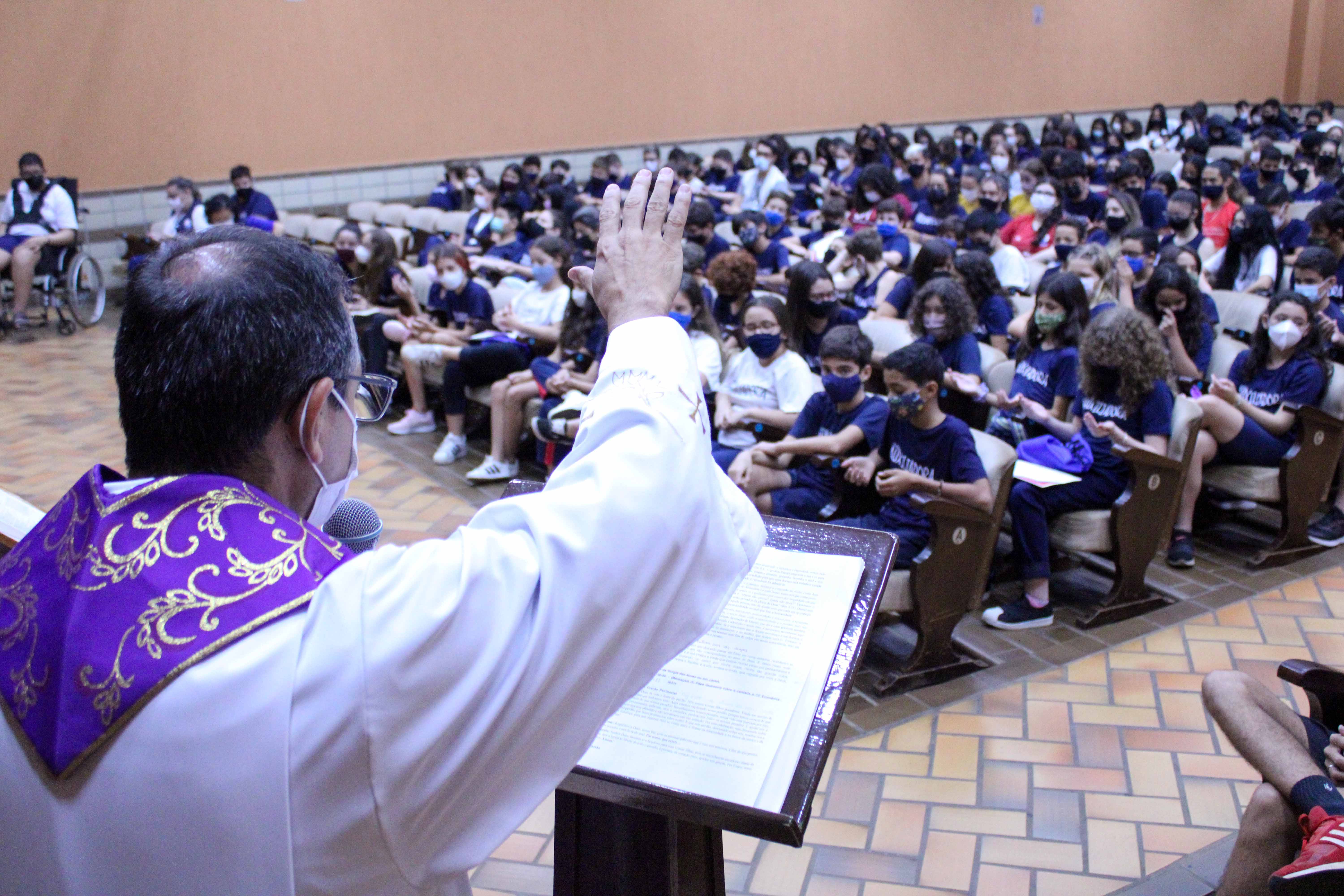 Comunidade Educativa-Pastoral participa de Celebração de Cinzas
