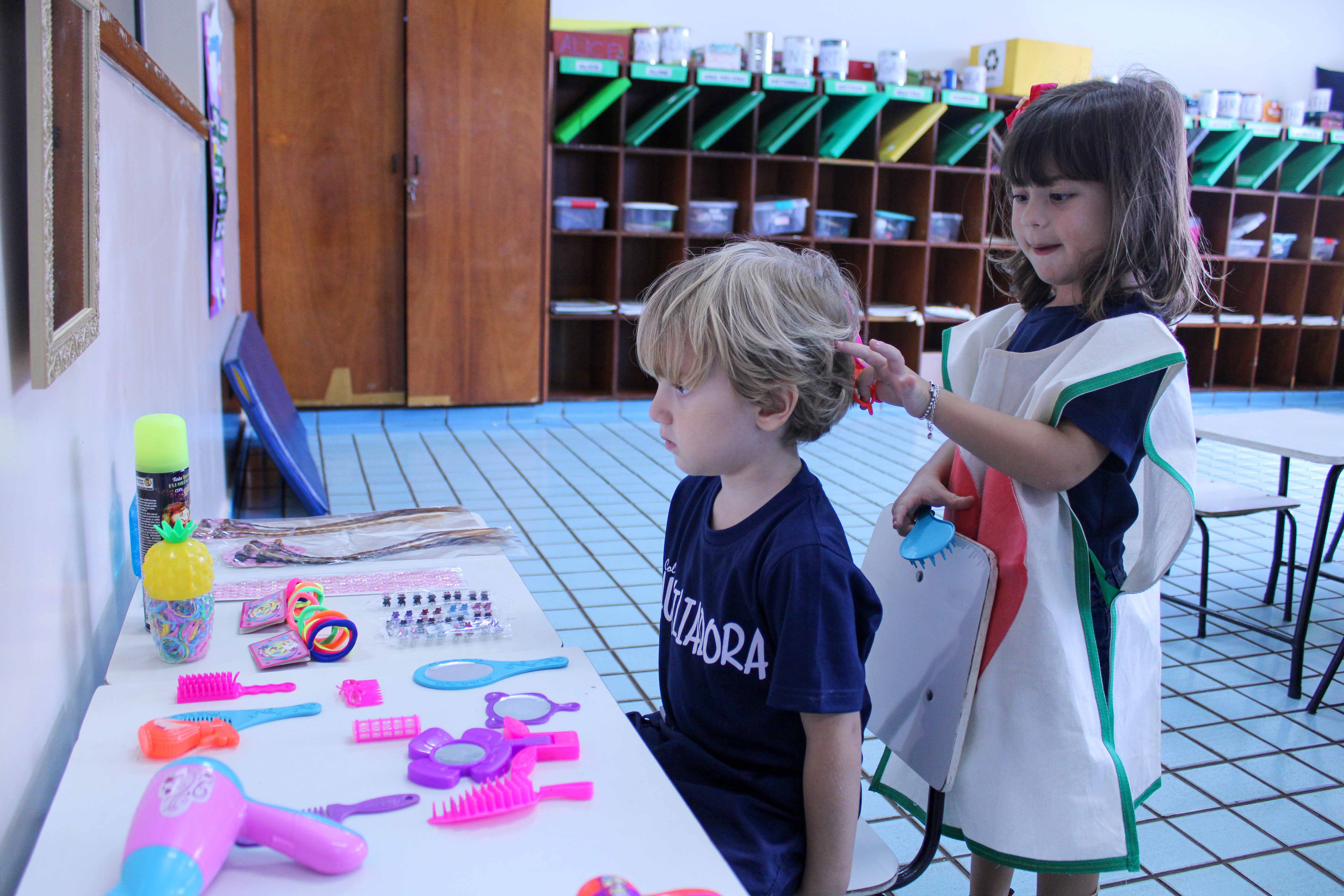 Em Cantinho do Salão de Beleza", turma do Infantil 1 explora cores e texturas"