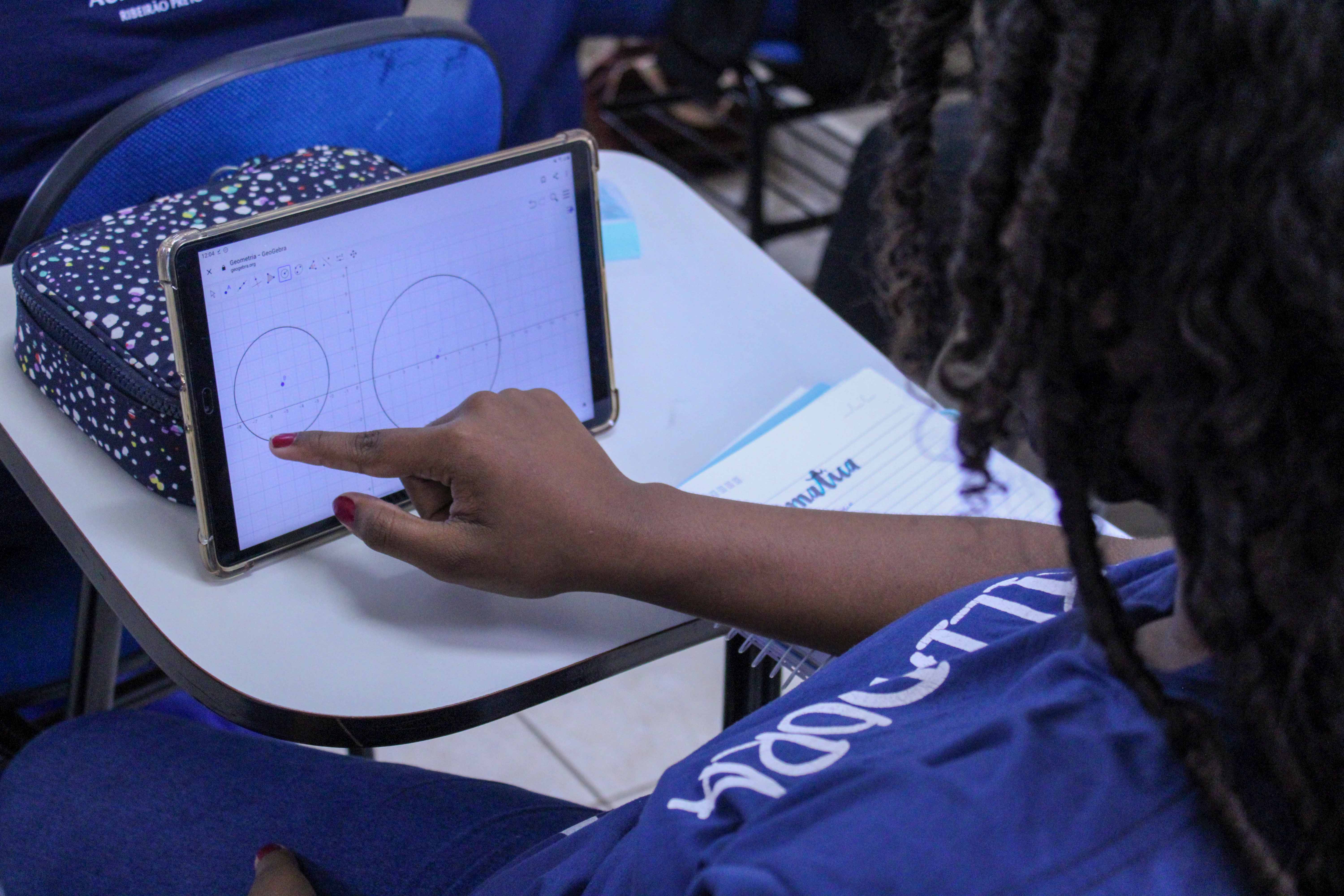 Aplicativo Geogebra complementa aulas de Matemática dos 8ºs anos