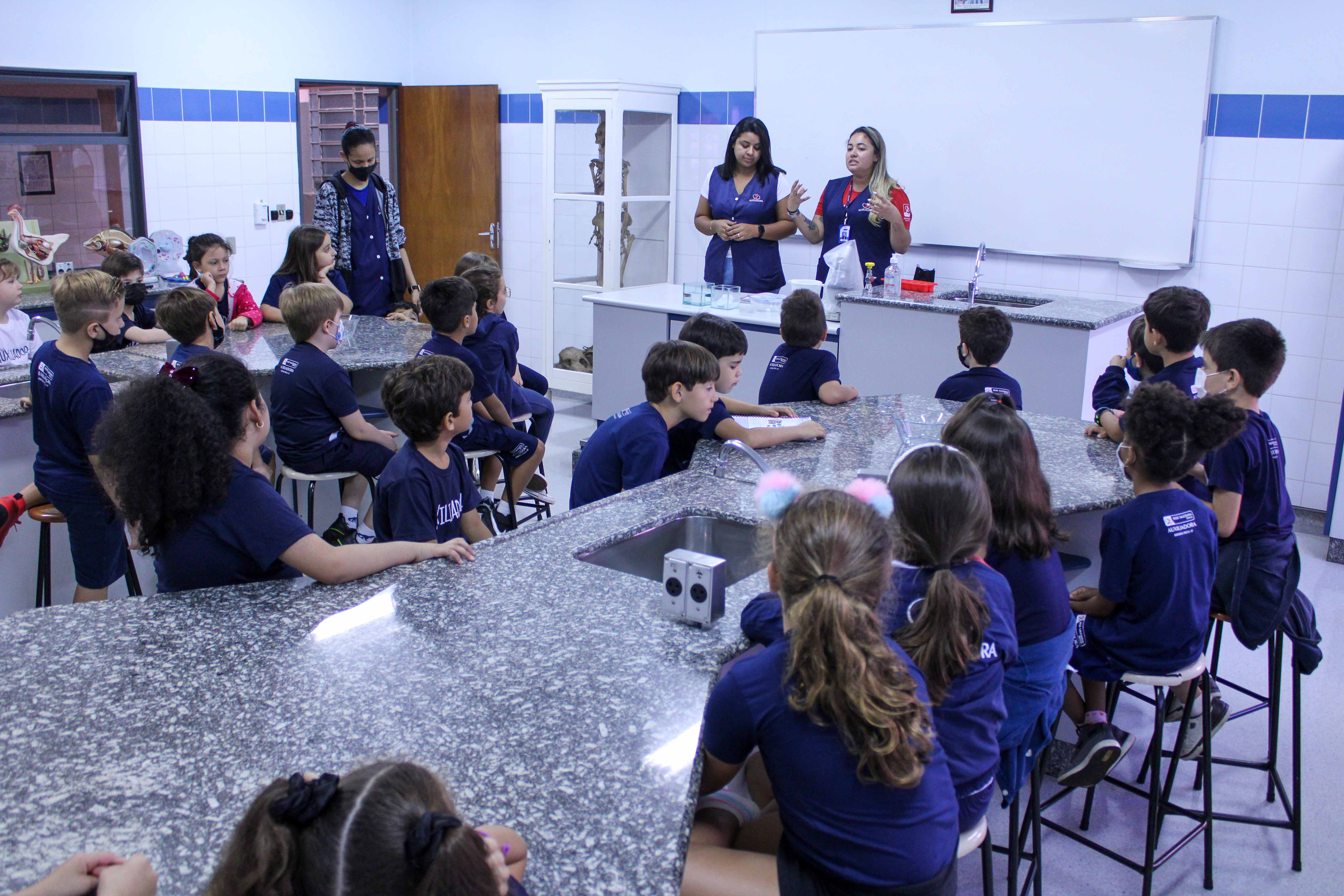 2ºs anos visitam Laboratório de Ciências e exploram as transformações da matéria