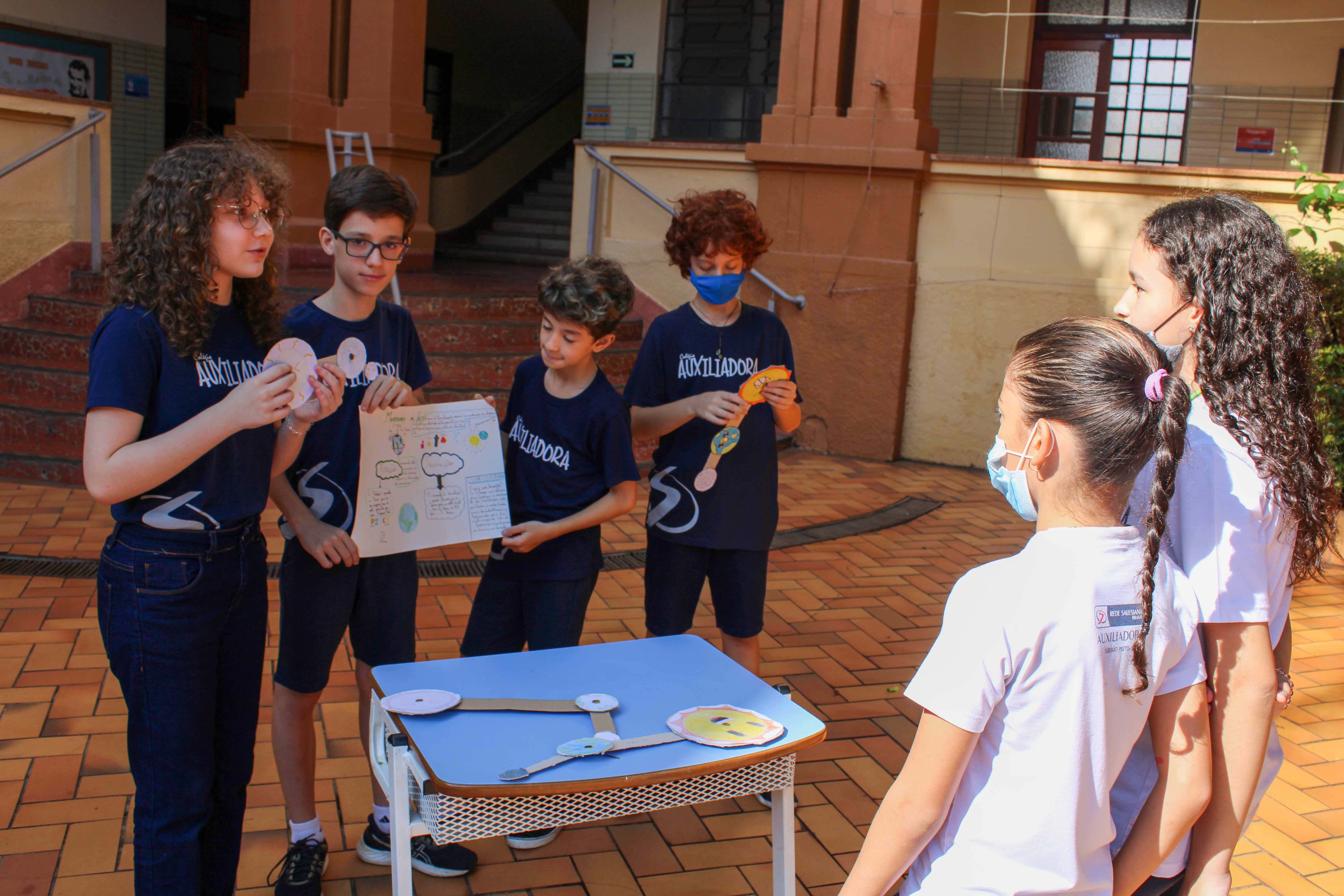 Turmas dos 6ºs anos apresentam maquetes sobre movimentos da Terra