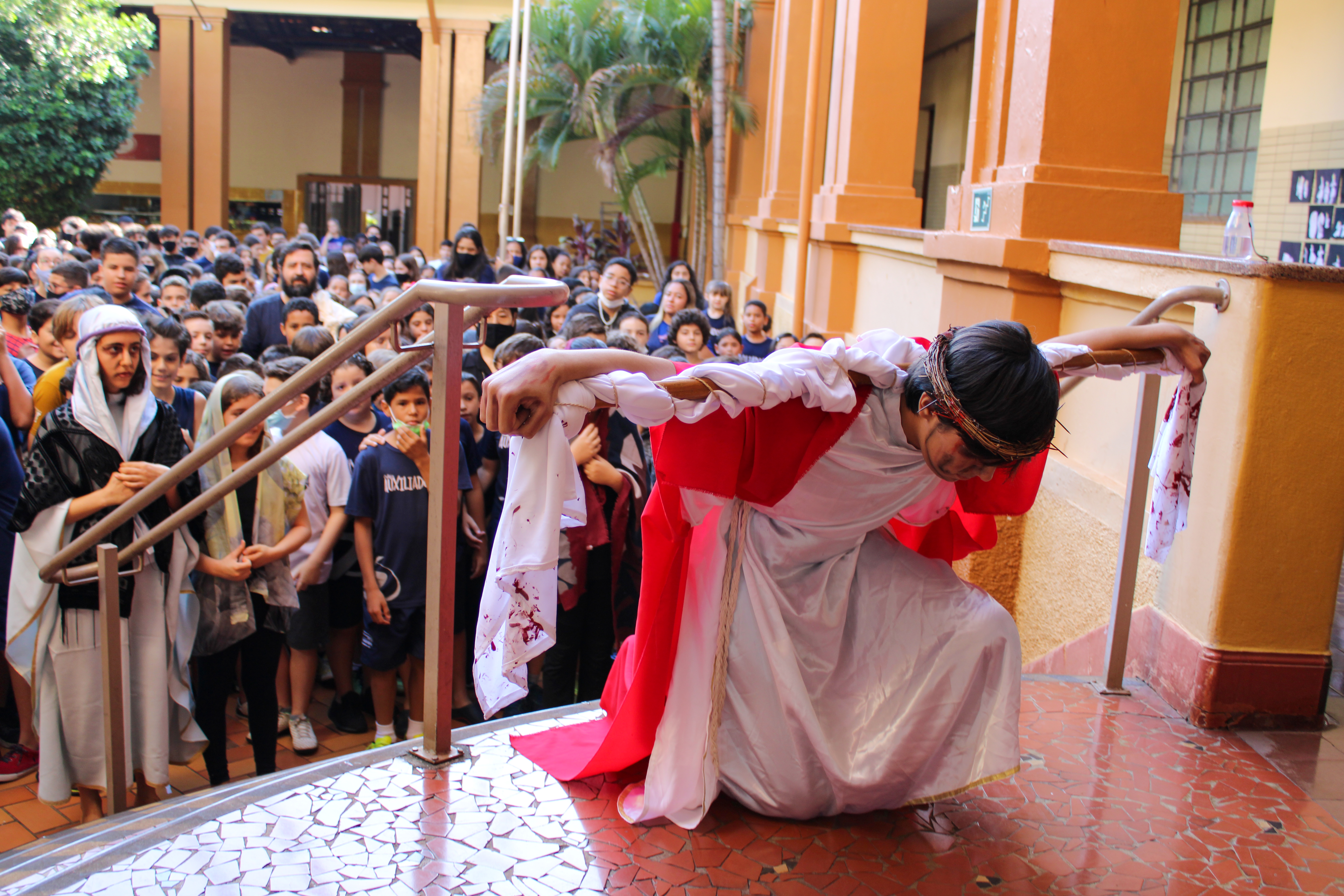 Encenação da Via Sacra envolve Comunidade Educativa do Colégio Auxiliadora