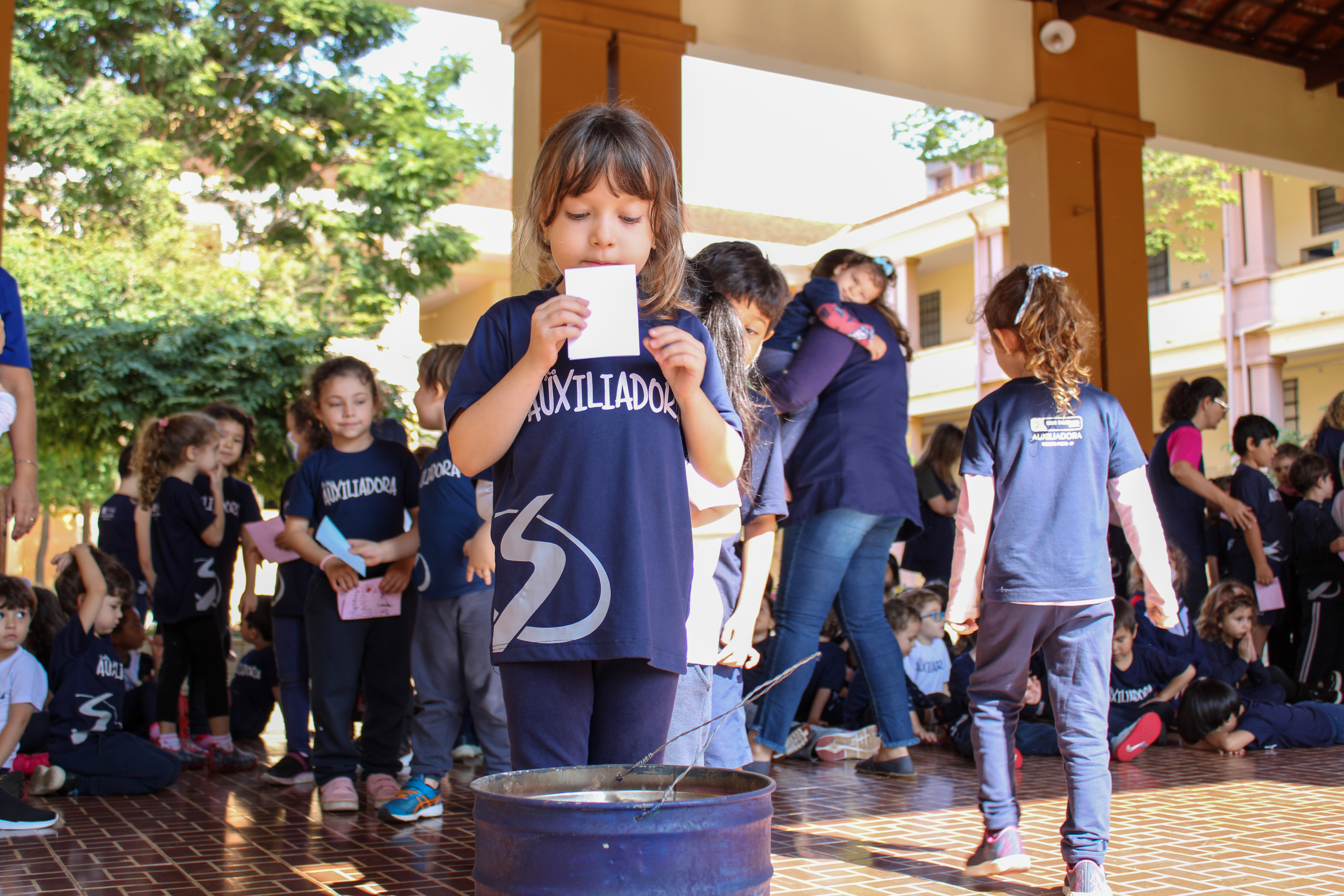 Em Queima das Cartinhas, Comunidade Educativa-Pastoral oferece pedidos e agradecimentos