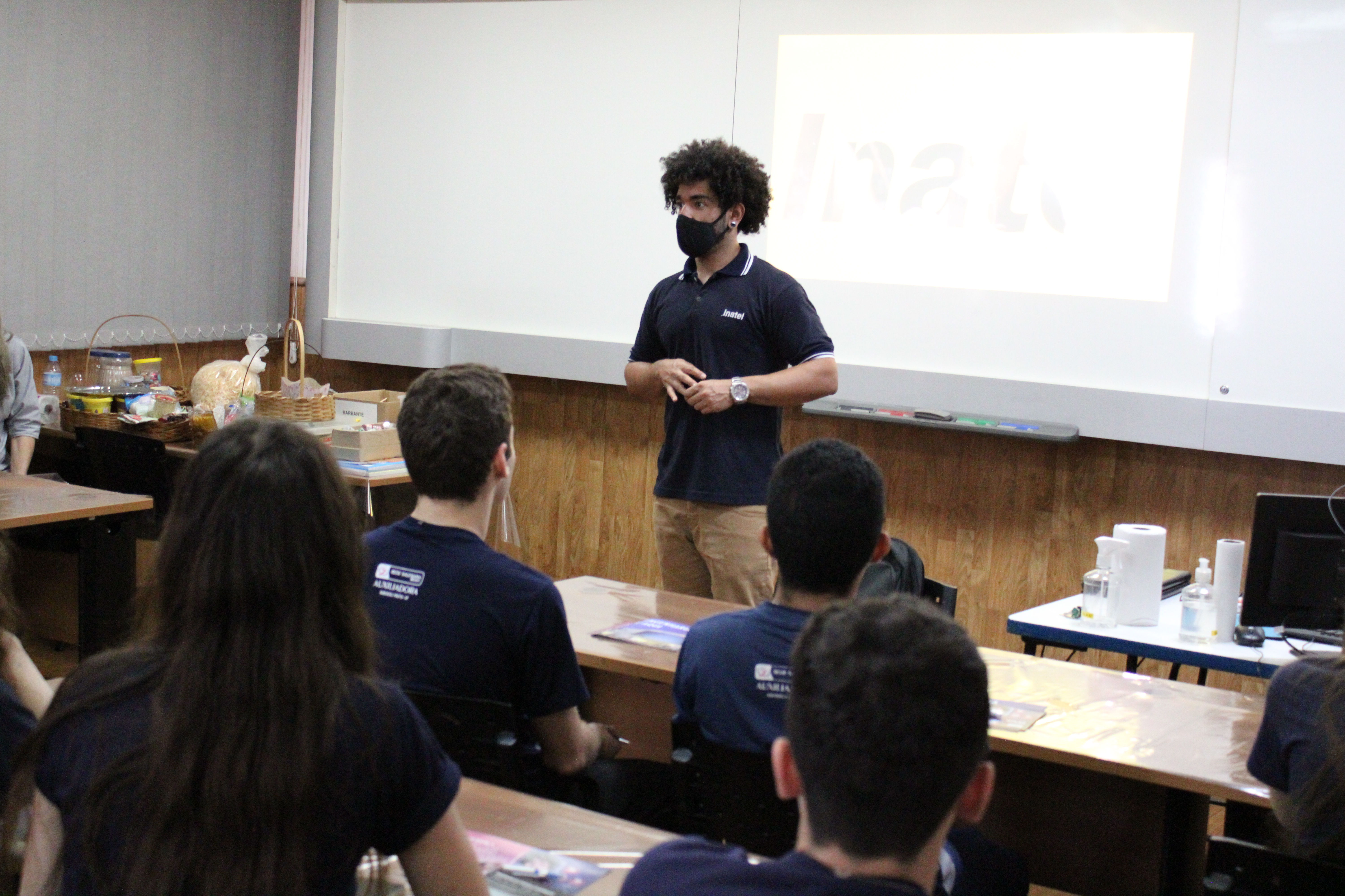 Representante da Inatel conversa com alunos do Ensino Médio