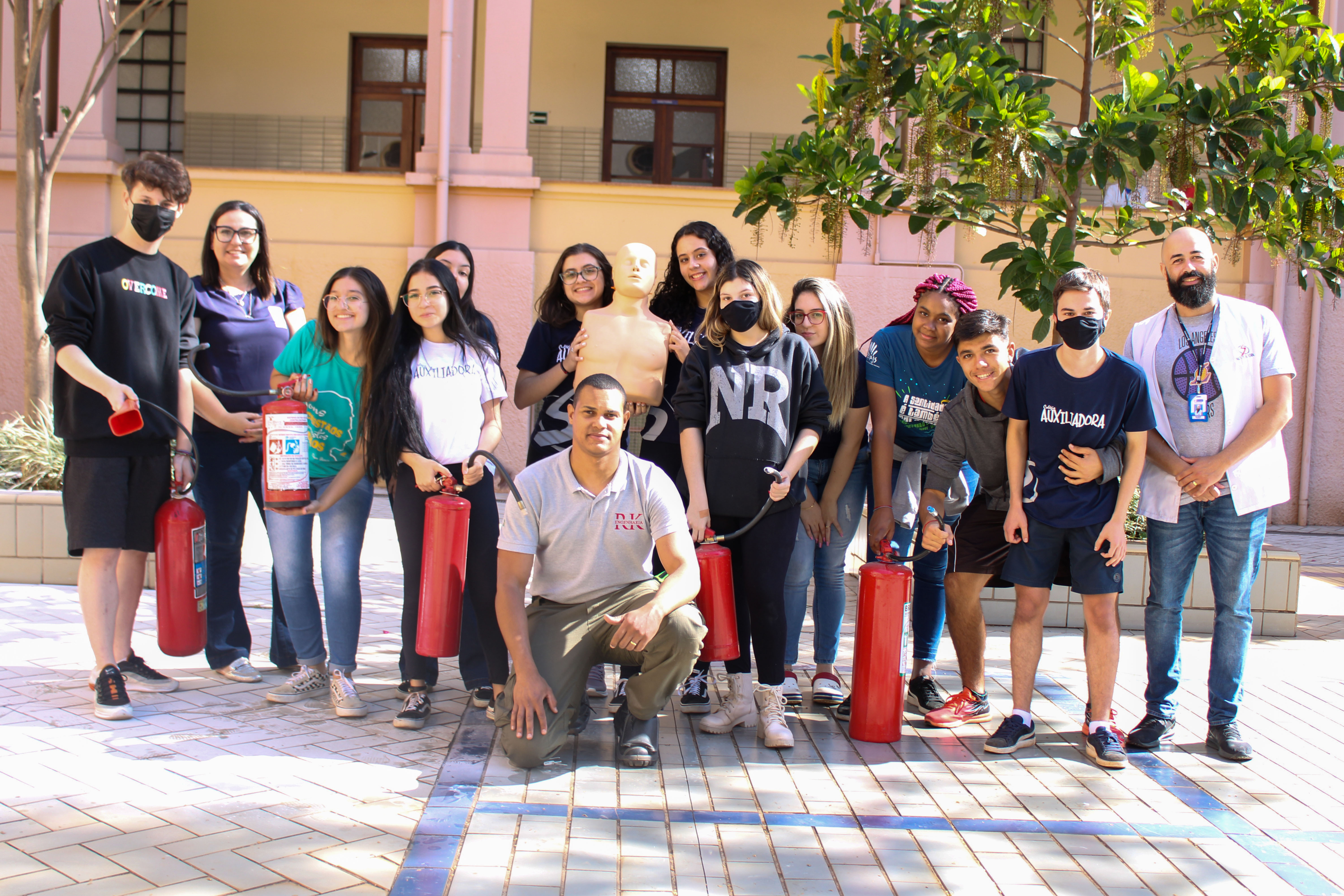 Alunos do Ensino Médio participam de simulação de incêndio