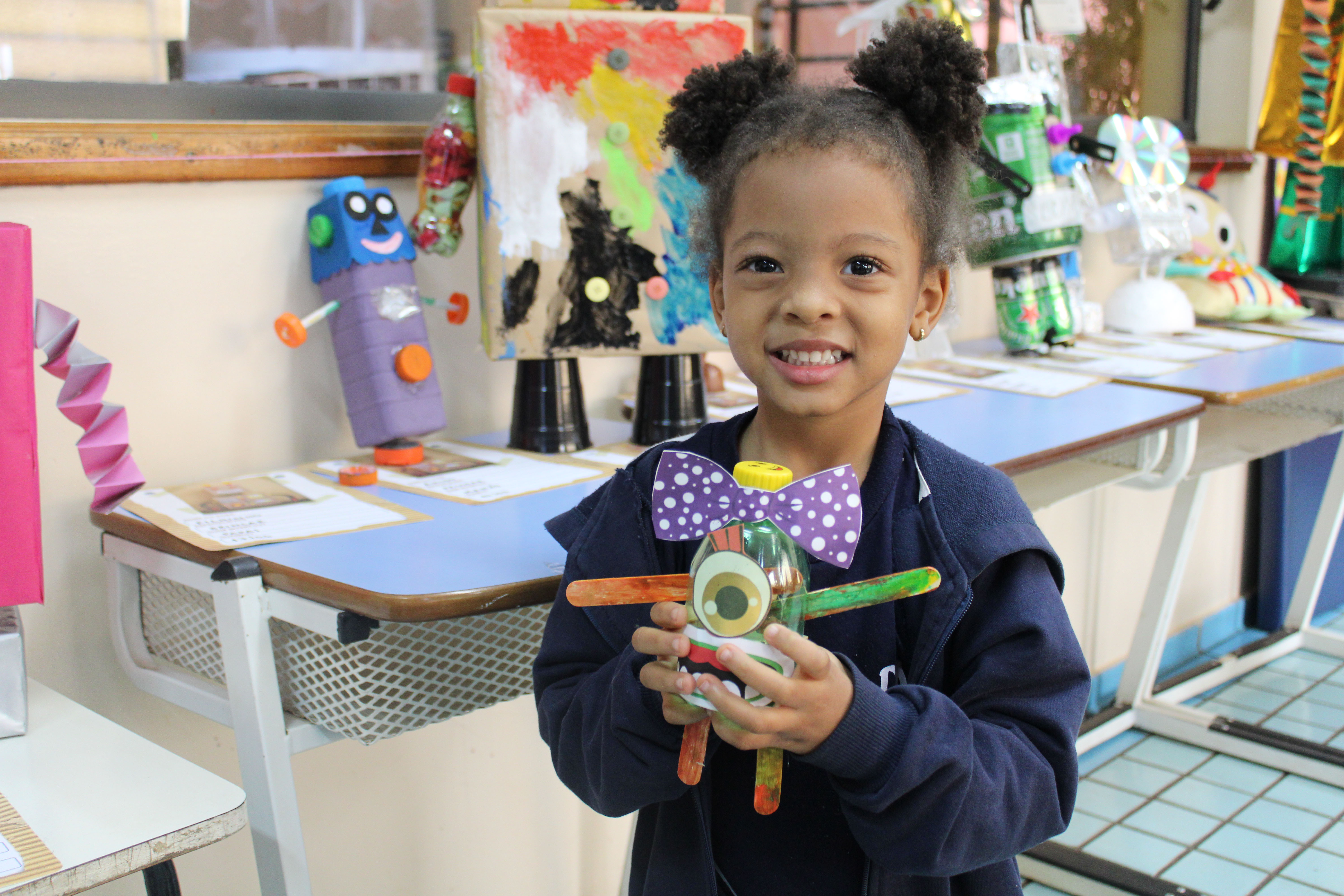 Infantil 1 confecciona robôs com material reciclável
