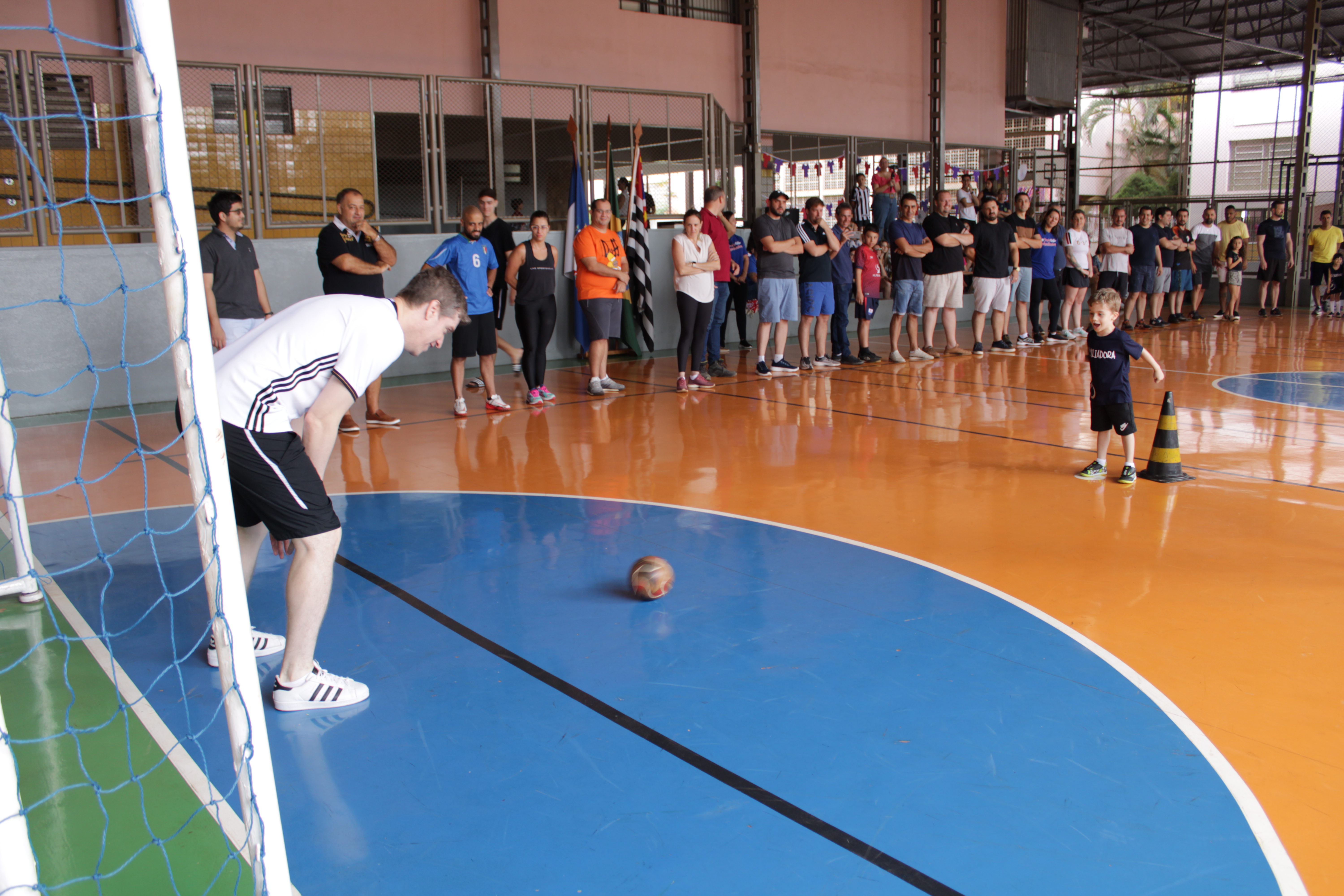 Aula aberta de Futsal reúne familiares em manhã de sábado