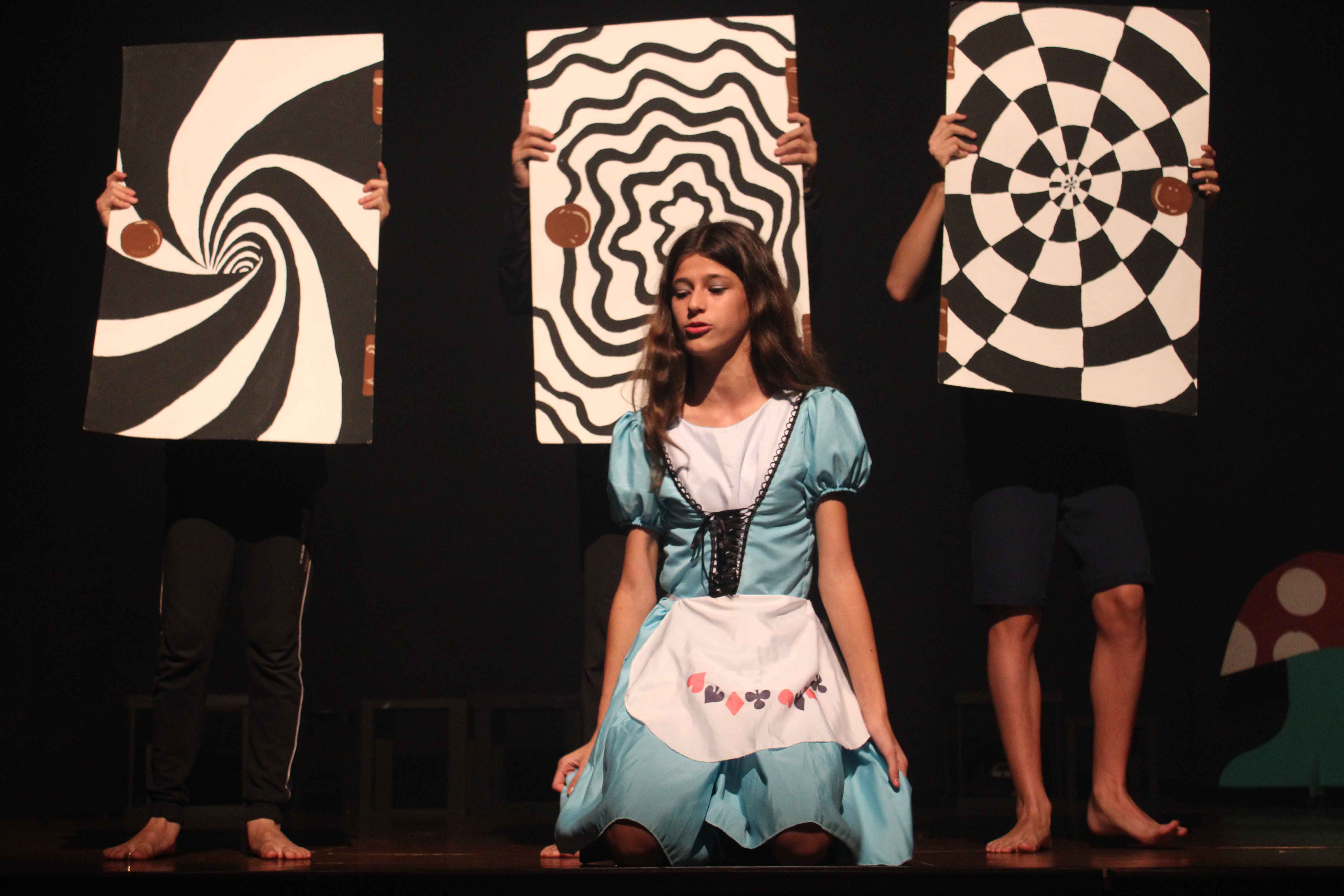 Álbum de fotos - Peça "Alice no País das Maravilhas"