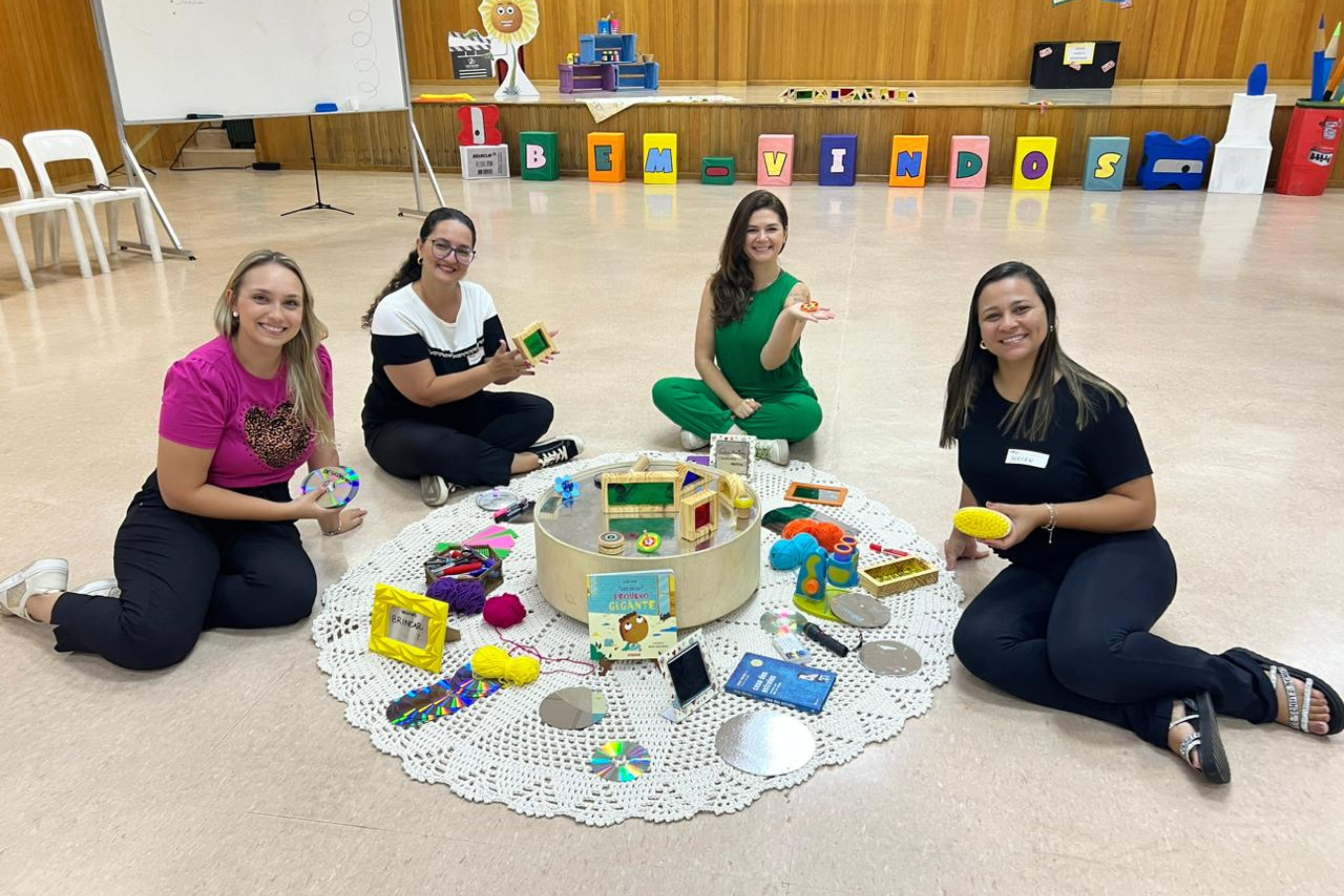 Equipe pedagógica da Educação Infantil participa de formação com autora da Coleção Girolhar