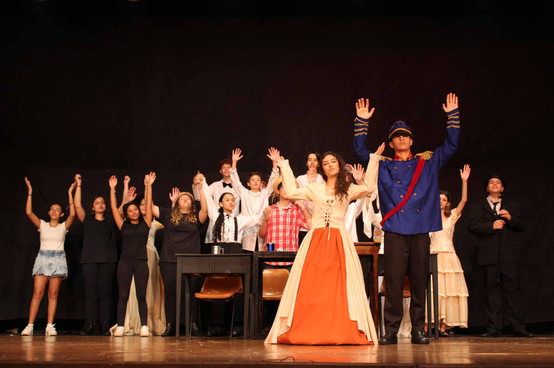 Peça "Fausta" destaca talento dos alunos dos 8ºs anos na Mostra de Teatro