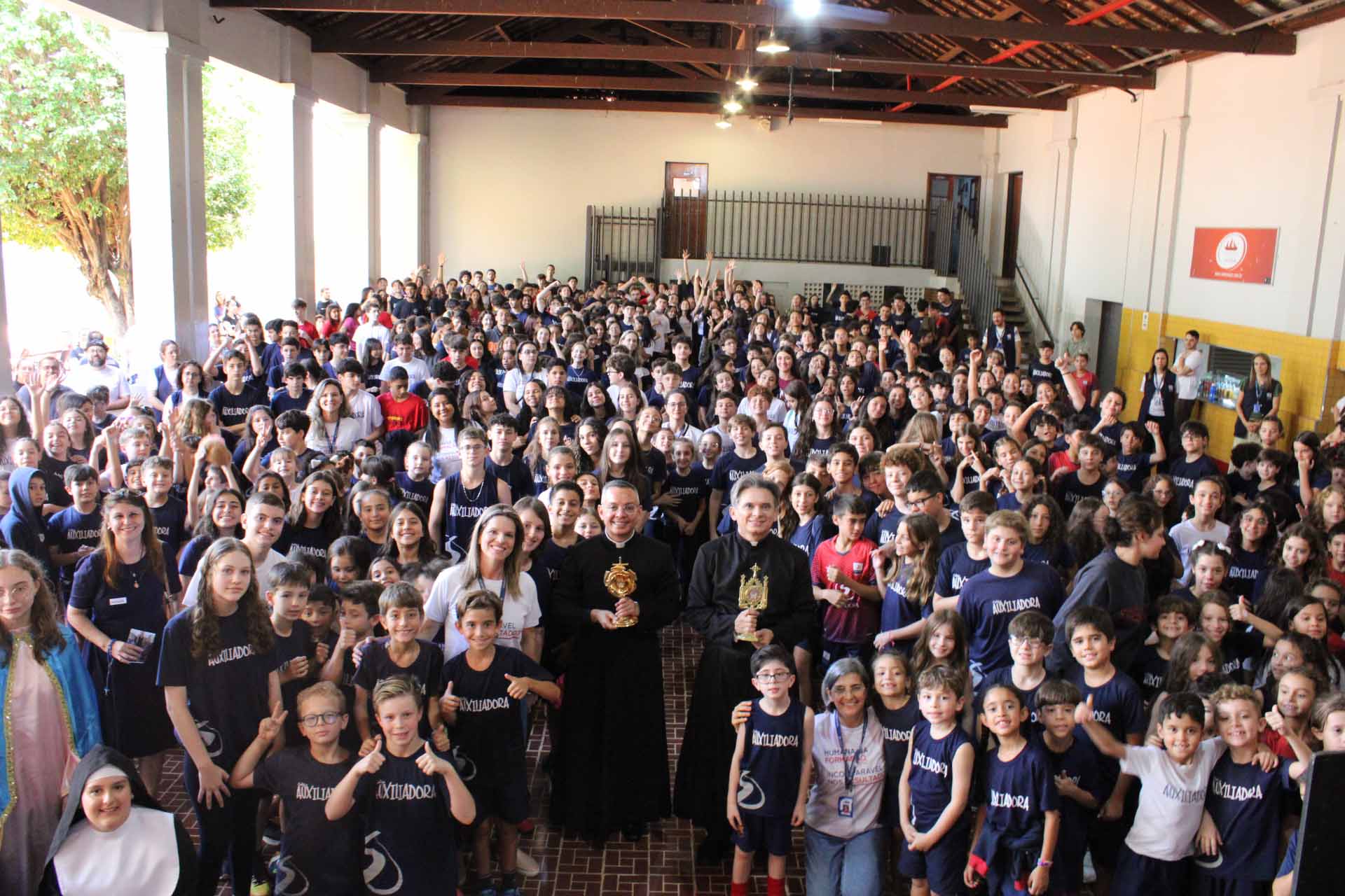 Colégio Auxiliadora recebe relíquias do Beato Carlo Acutis, que será canonizado em abril 