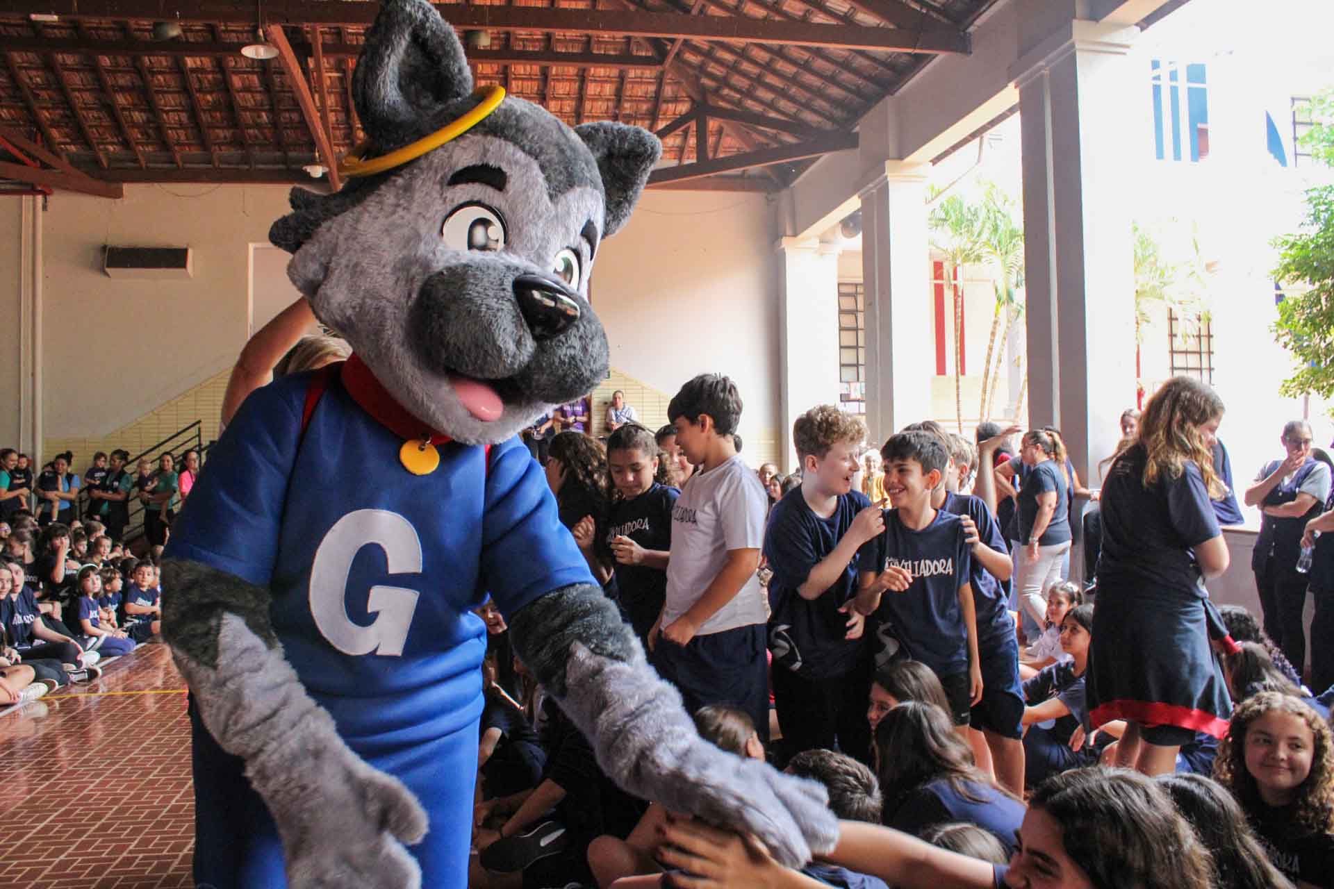 Grigio, símbolo da proteção de Dom Bosco, é apresentado como mascote das Escolas da AEISSP
