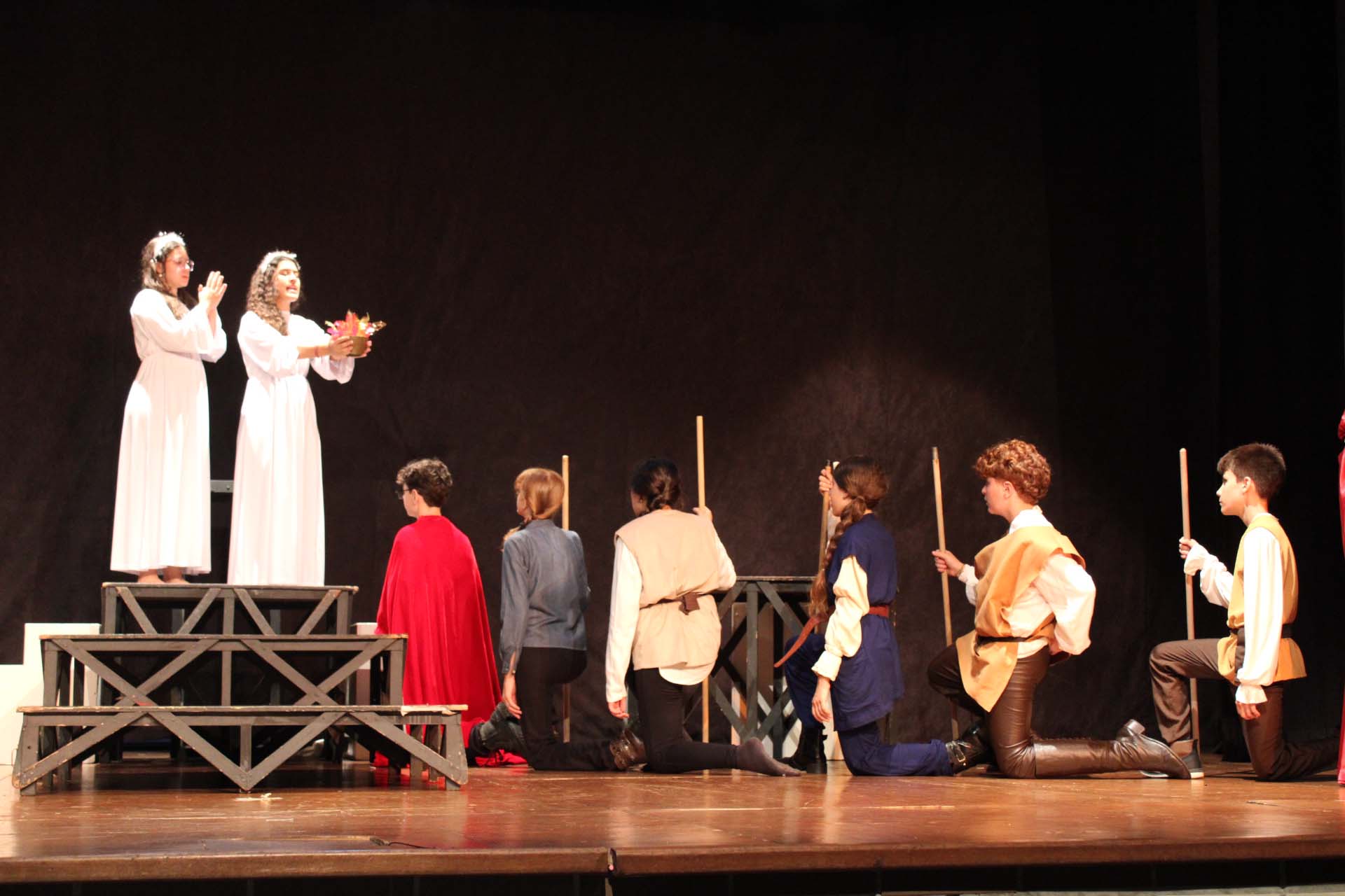 Alunos do 7º ano emocionam o público com a encenação de "A Chama Sagrada"